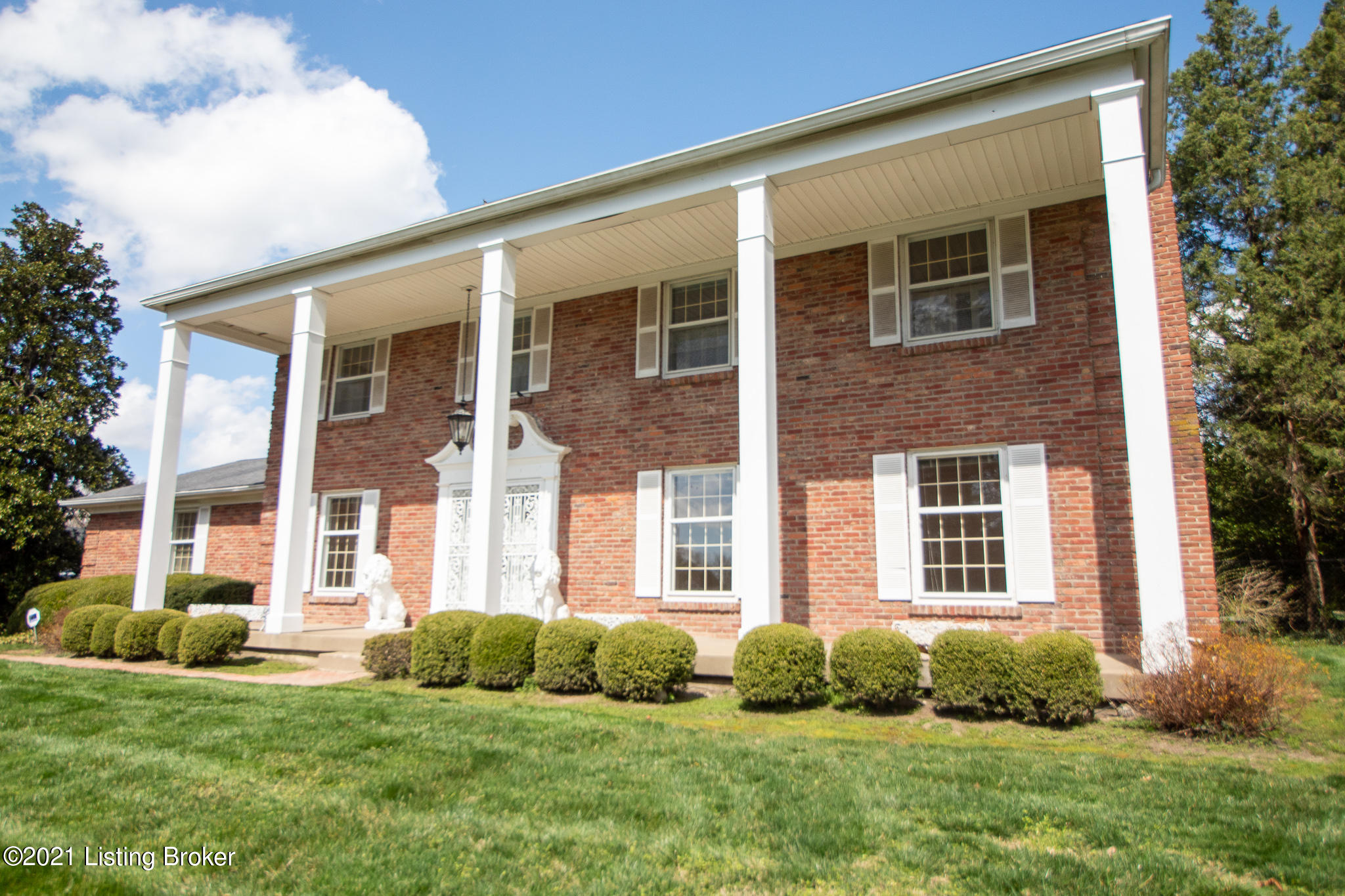 4903 Crofton Road Louisville, KY 40207 - Photo 3 of 39 002