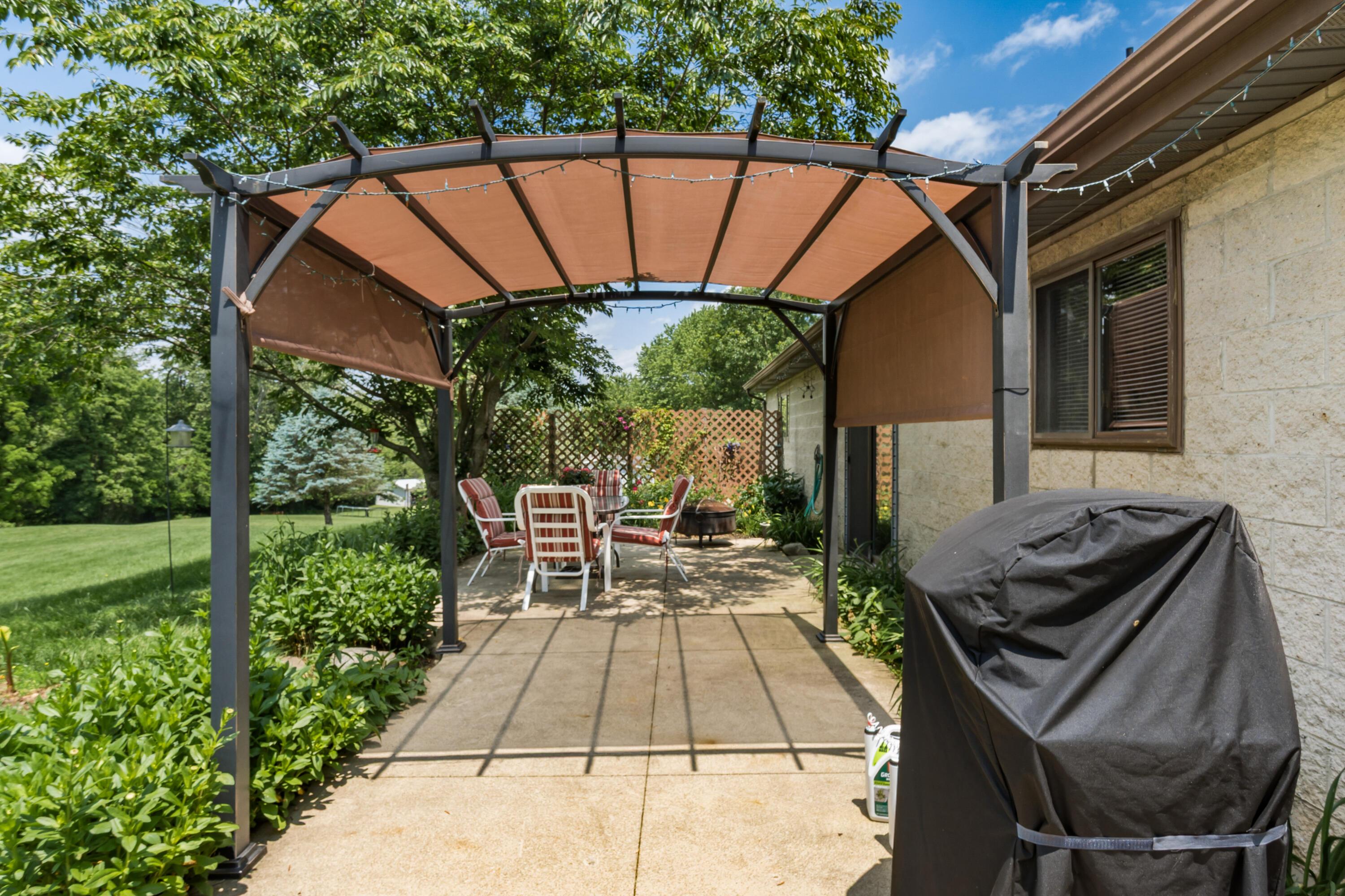 5795 Royalton Road Southwest Lancaster, OH 43130 - Photo 39 of 49 Pergola stays