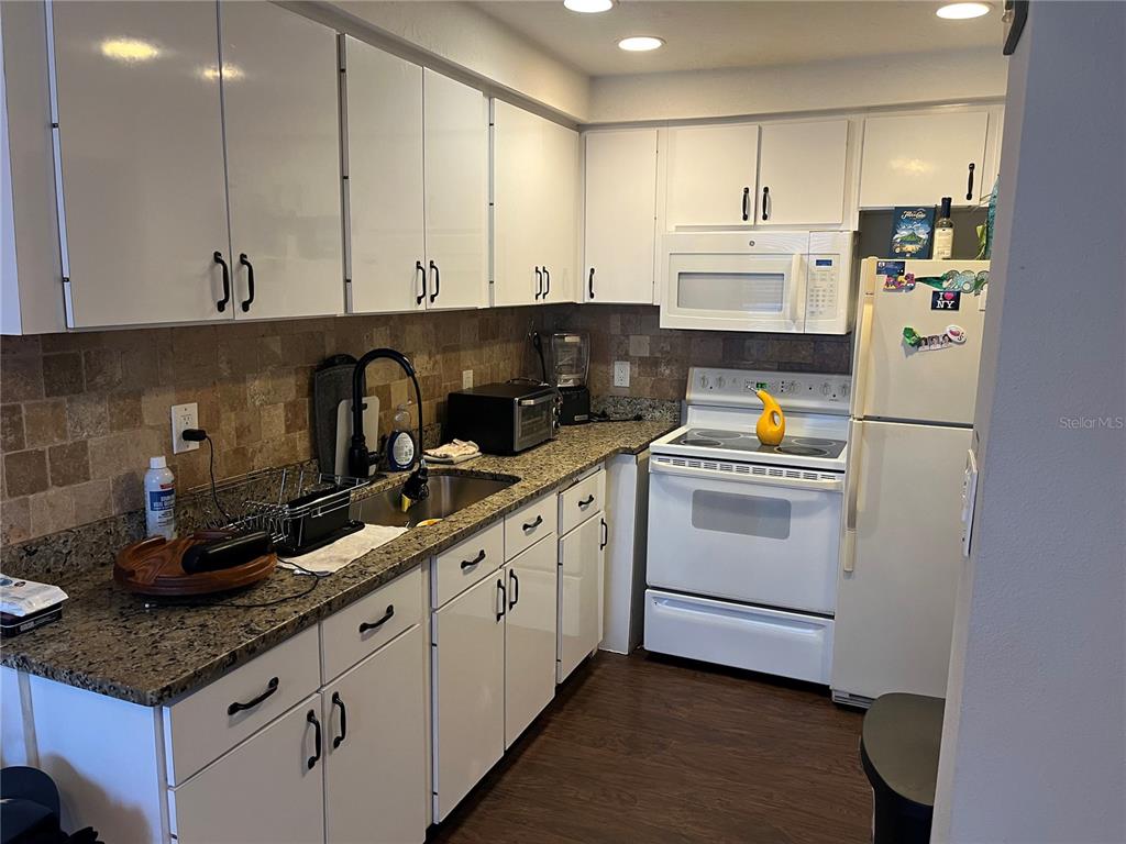 4001 South Beneva Road, Unit 110 Sarasota, FL 34233 - Photo 6 of 26 Gallery Image 6