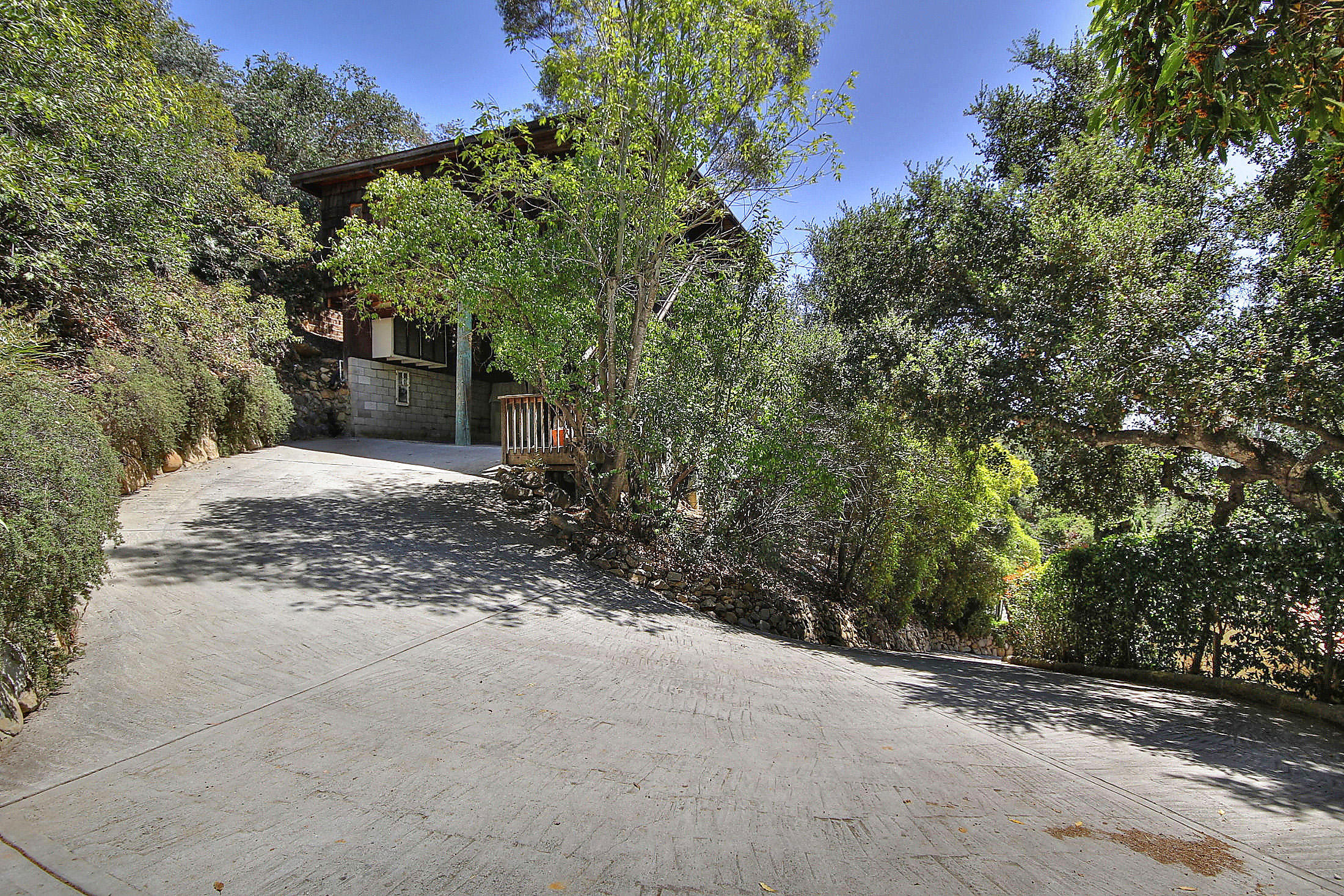859 Jimeno Road Santa Barbara, CA 93103 - Photo 3 of 24 Driveway
