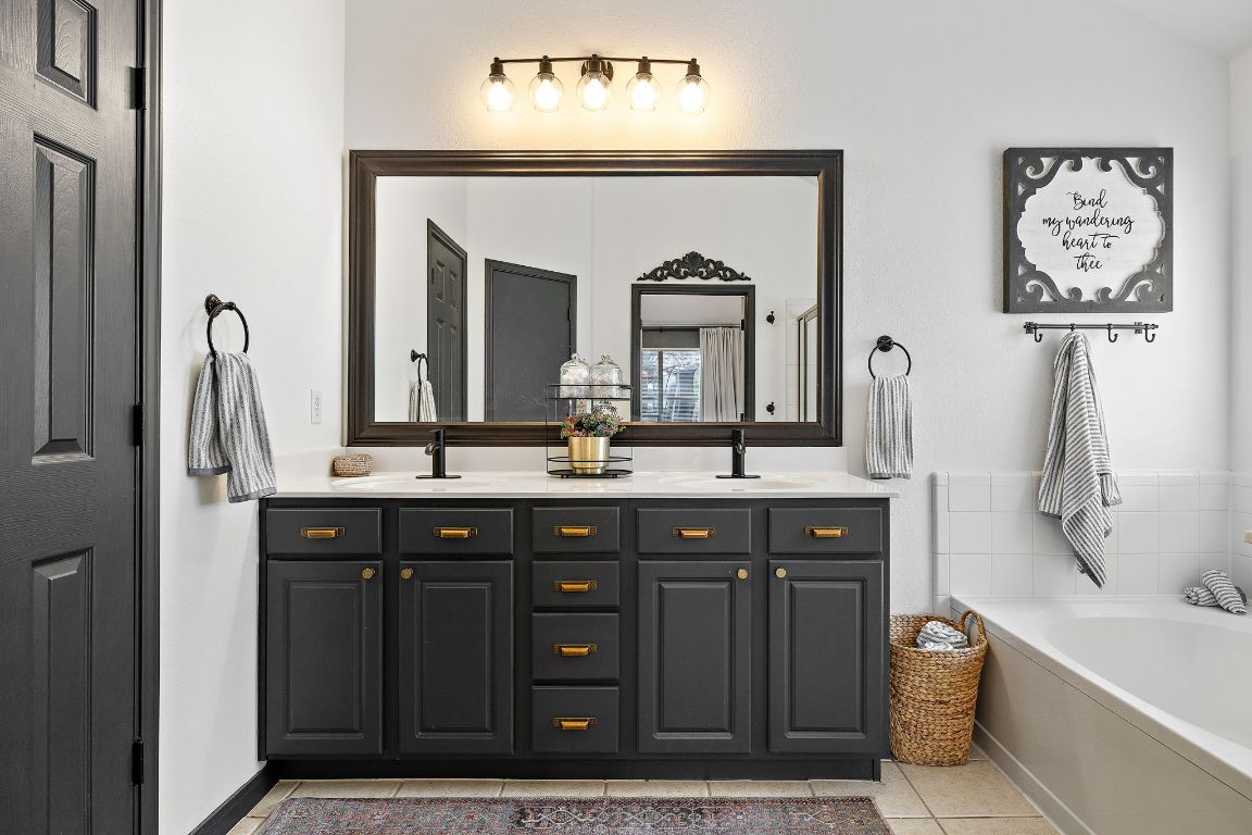 131 Chandler Pointe Loop Round Rock, TX 78665 - Photo 20 of 31 a bathroom with a double vanity sink and a bathtub