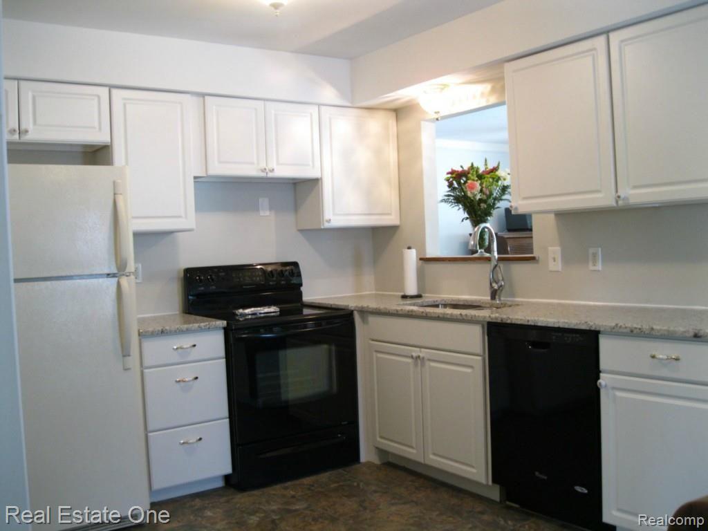 913 Vanderpool Avenue Troy, MI 48083 - Photo 28 of 31 New Kitchen 1a.jpg