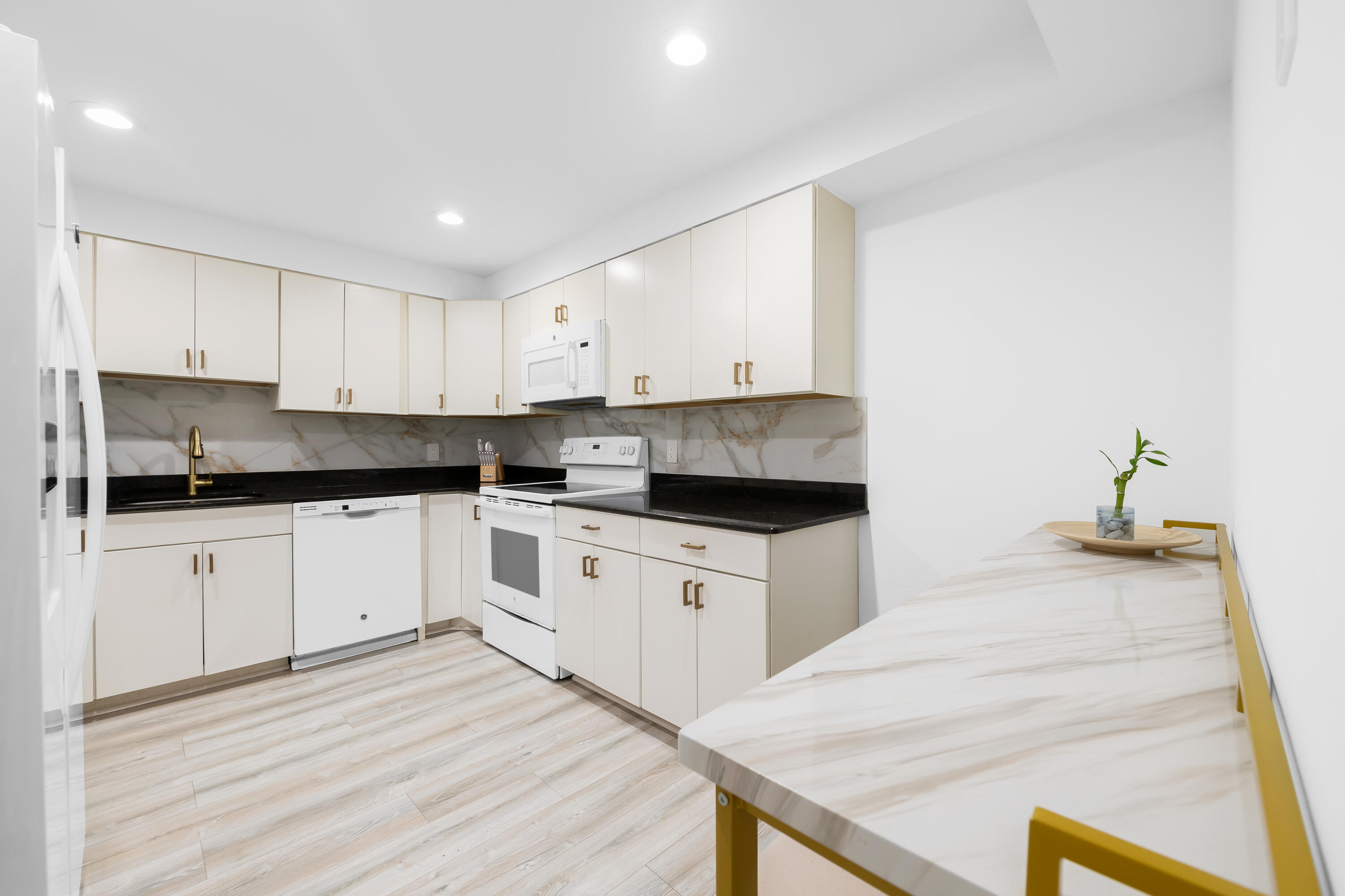 491 Racquet Club Road, Unit 106 Weston, FL 33326 - Photo 8 of 27 DSC_8644