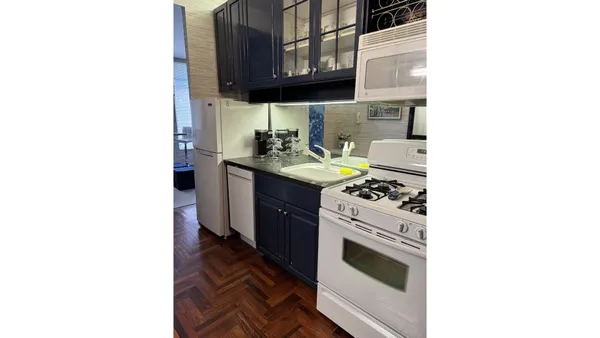 $4,000 | 250 East 54th Street, Unit 17E | Midtown East