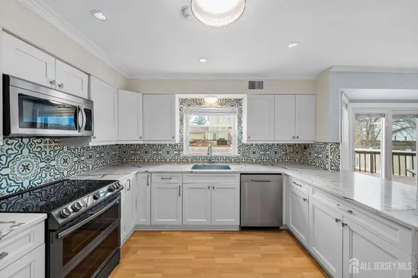 $1,100,000 | 8 Danny Court, North Brunswick, NJ 08902