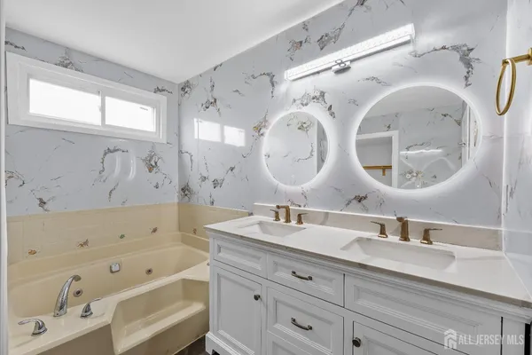$1,100,000 | 8 Danny Court, North Brunswick, NJ 08902
