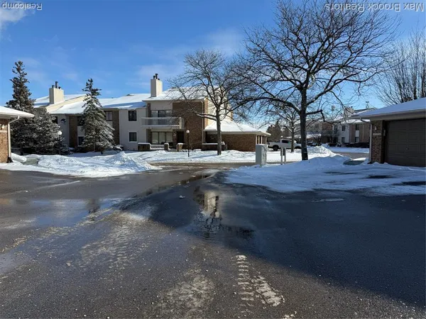 $2,400 | 6670 Maple Lakes Drive, West Bloomfield, MI 48322