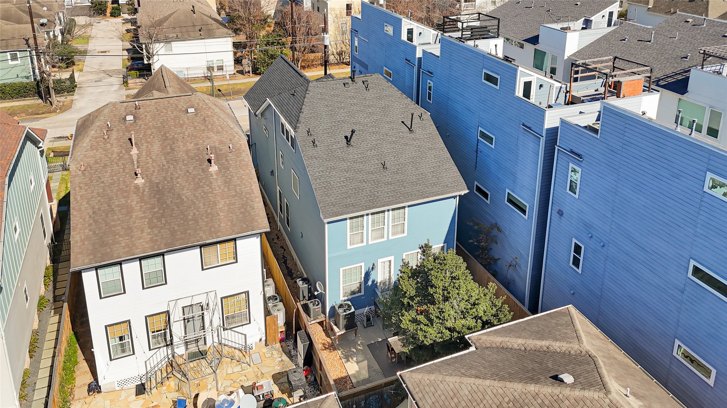 1420 West 26th Street Houston, TX 77008 - Photo 32 of 36 an aerial view of a residential apartment building with a yard