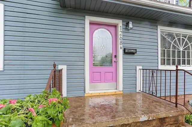 a view of a house with a backyard