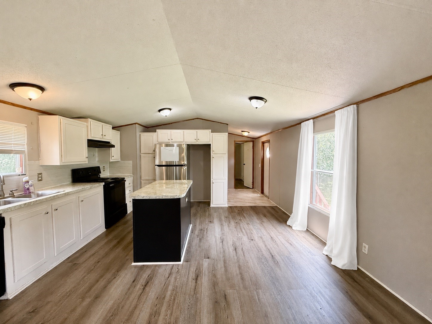 102 Western Way Angleton, TX 77515 - Photo 5 of 40