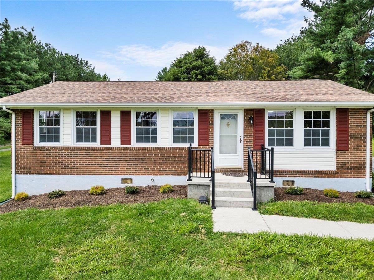 3074 7 Mile Tree Road Christiansburg, VA 24073 - Photo 6 of 57 Gallery Image 6