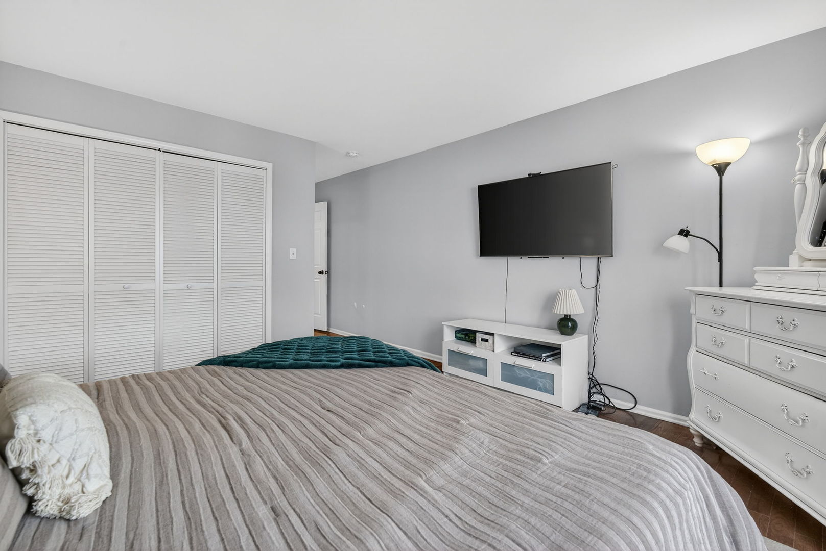 1412 Bar Harbour Road Aurora, IL 60504 - Photo 20 of 38 a bedroom with a bed and a flat screen tv