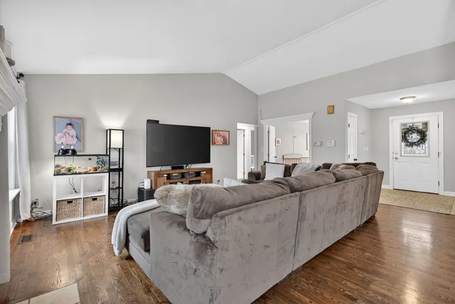 $345,000 | 1412 Bar Harbour Road, Aurora, IL 60504