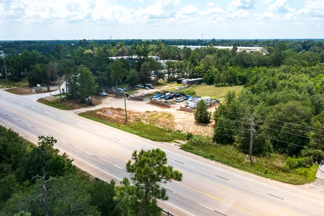 a view of a yard with front of house