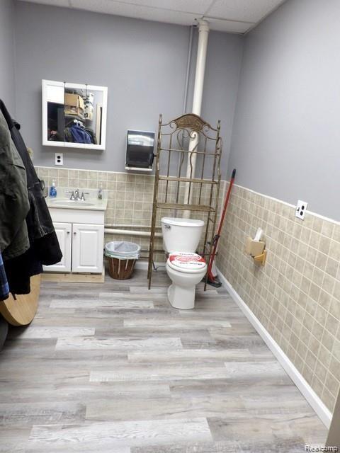 8108 Pardee Road Taylor, MI 48180 - Photo 21 of 58 21. THIS GARAGE EVEN HAS IT’S OWN REMOD ½ BATH TOO!