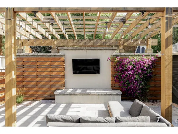 a view of entryway with an outdoor space