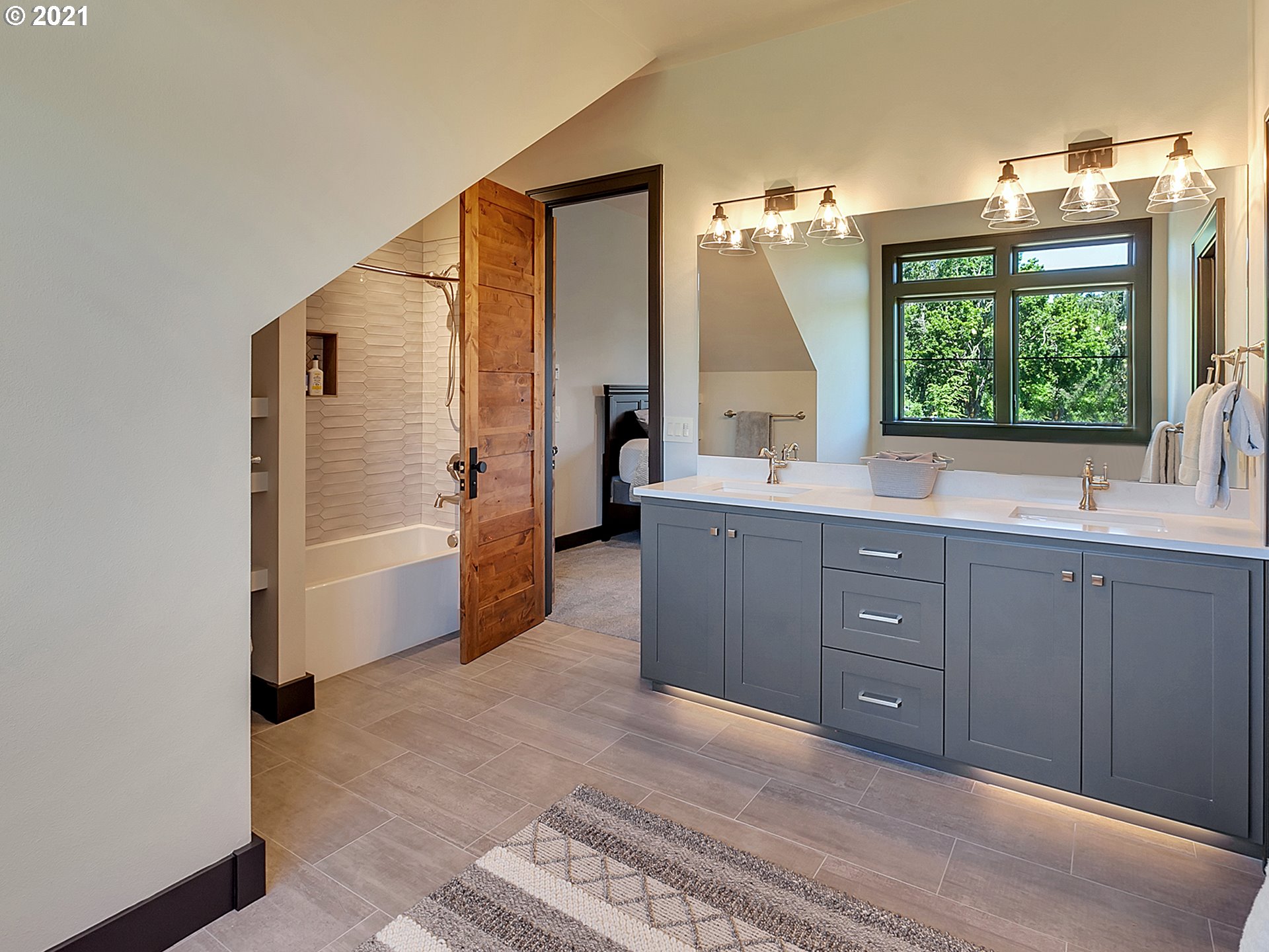 16096 Southwest Wilsonville Road Wilsonville, OR 97070 - Photo 17 of 32 a spacious bathroom with a tub sink and mirror