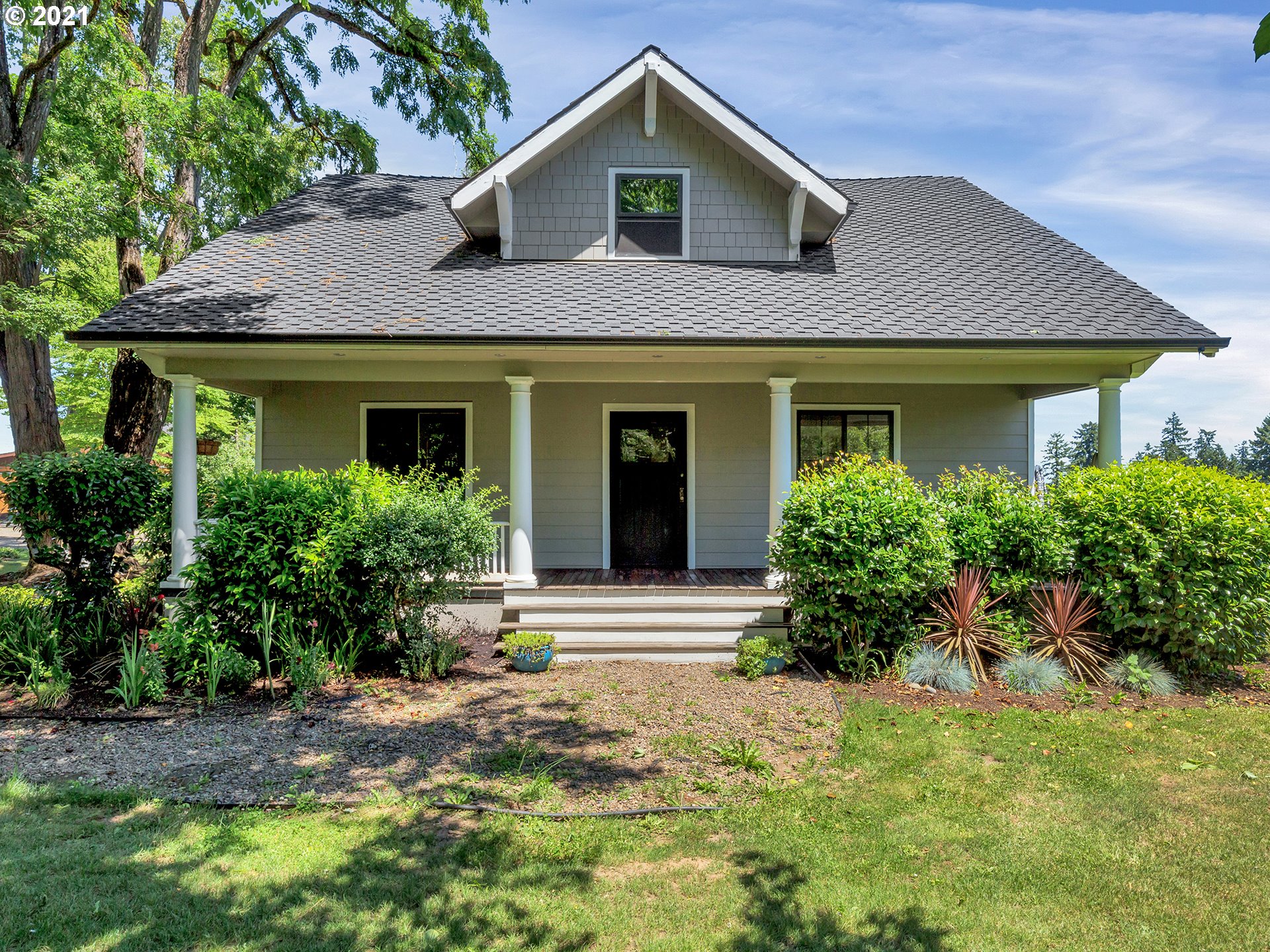 16096 Southwest Wilsonville Road Wilsonville, OR 97070 - Photo 23 of 32 a front view of a house with garden