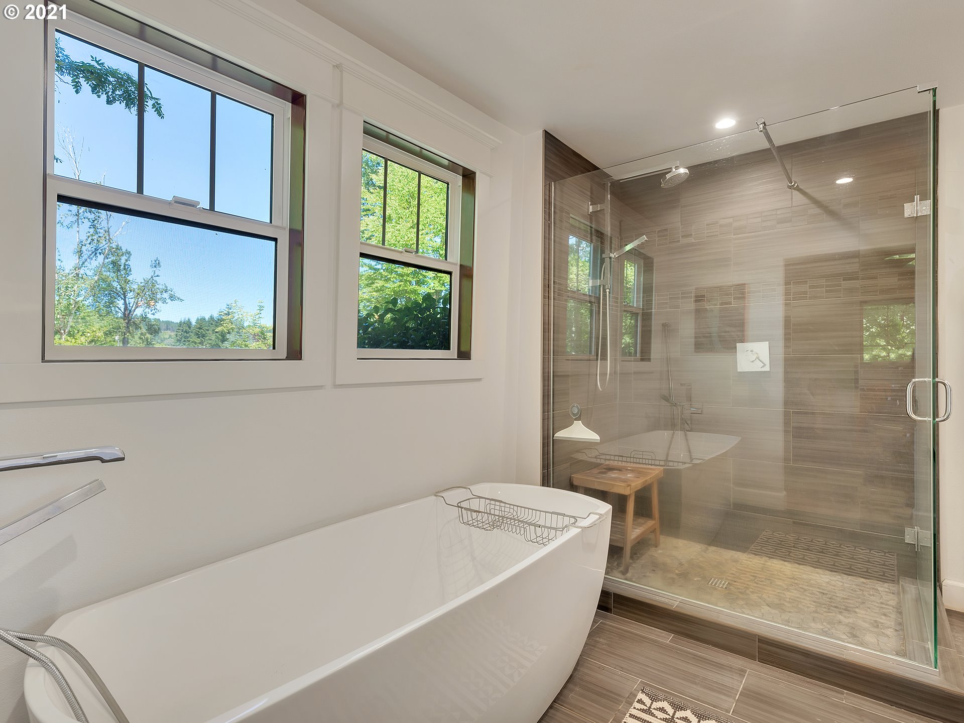 16096 Southwest Wilsonville Road Wilsonville, OR 97070 - Photo 27 of 32 a bathroom with a bathtub and a shower
