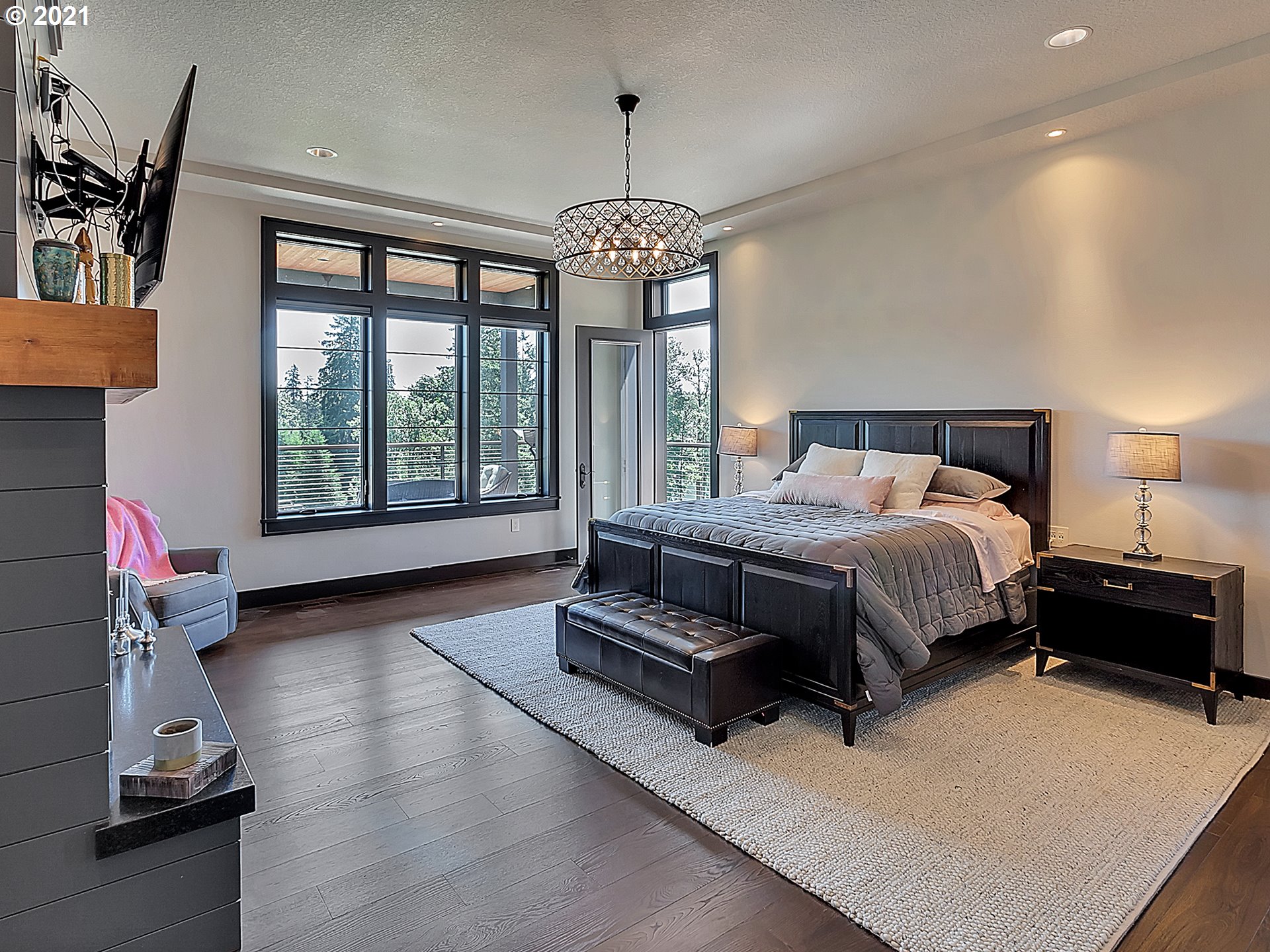 16096 Southwest Wilsonville Road Wilsonville, OR 97070 - Photo 10 of 32 a bedroom with a bed and glass window