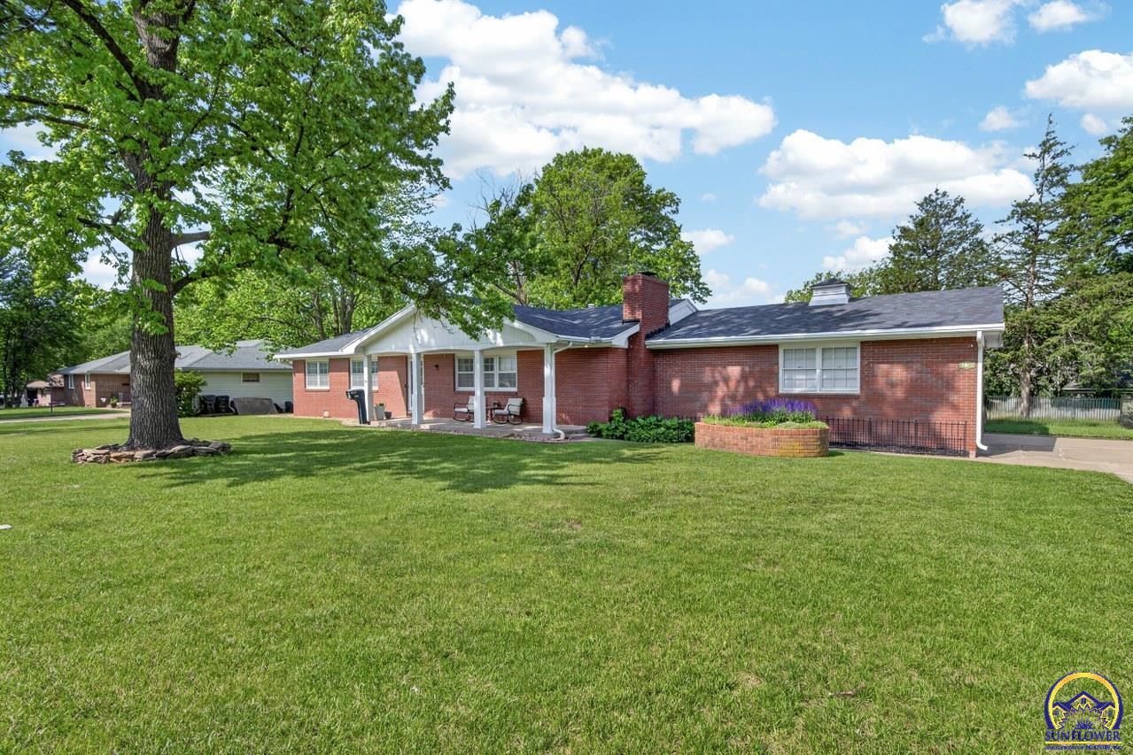 2031 Southwest Sims Avenue Topeka, KS 66604 - Photo 2 of 30