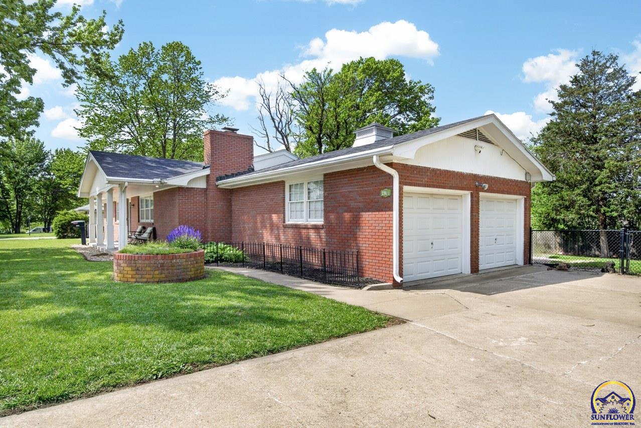 2031 Southwest Sims Avenue Topeka, KS 66604 - Photo 4 of 30
