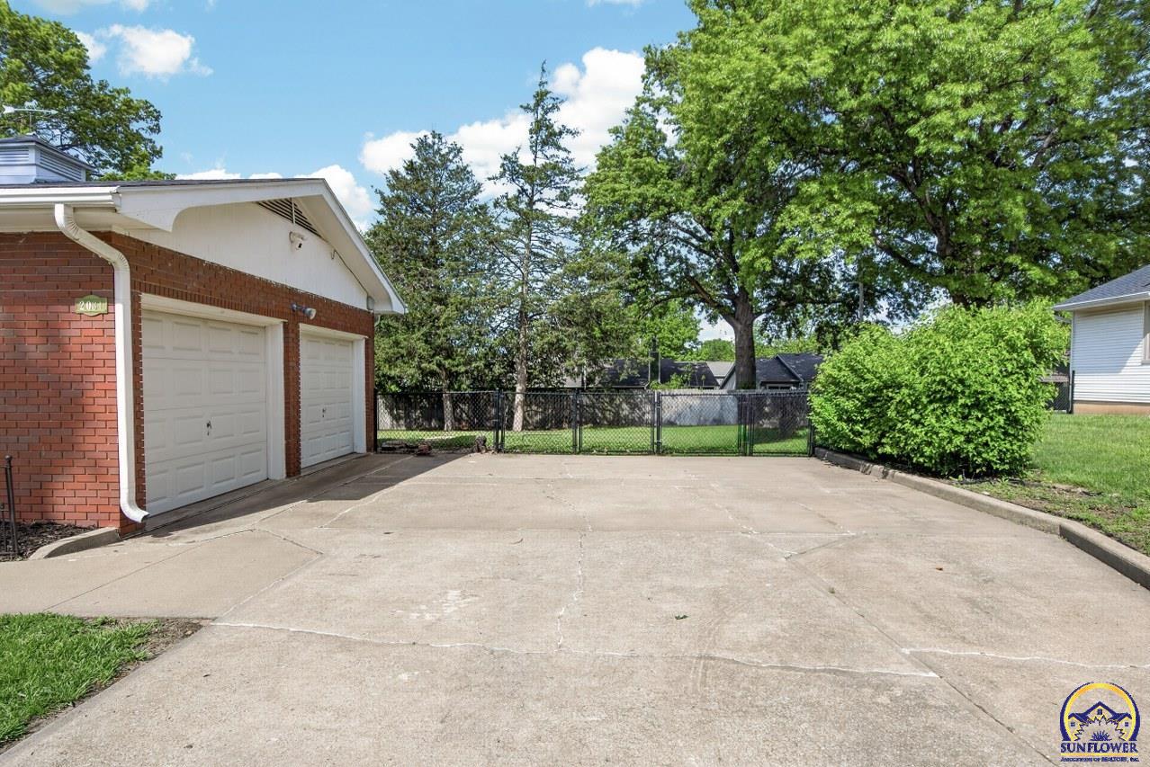 2031 Southwest Sims Avenue Topeka, KS 66604 - Photo 5 of 30