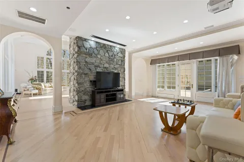 $4,995,000 | 2 High Point Terrace, Scarsdale, NY 10583