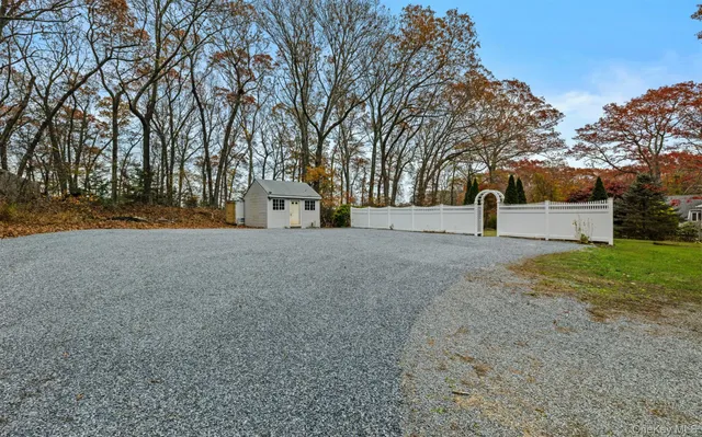 a view of a outdoor space with a house