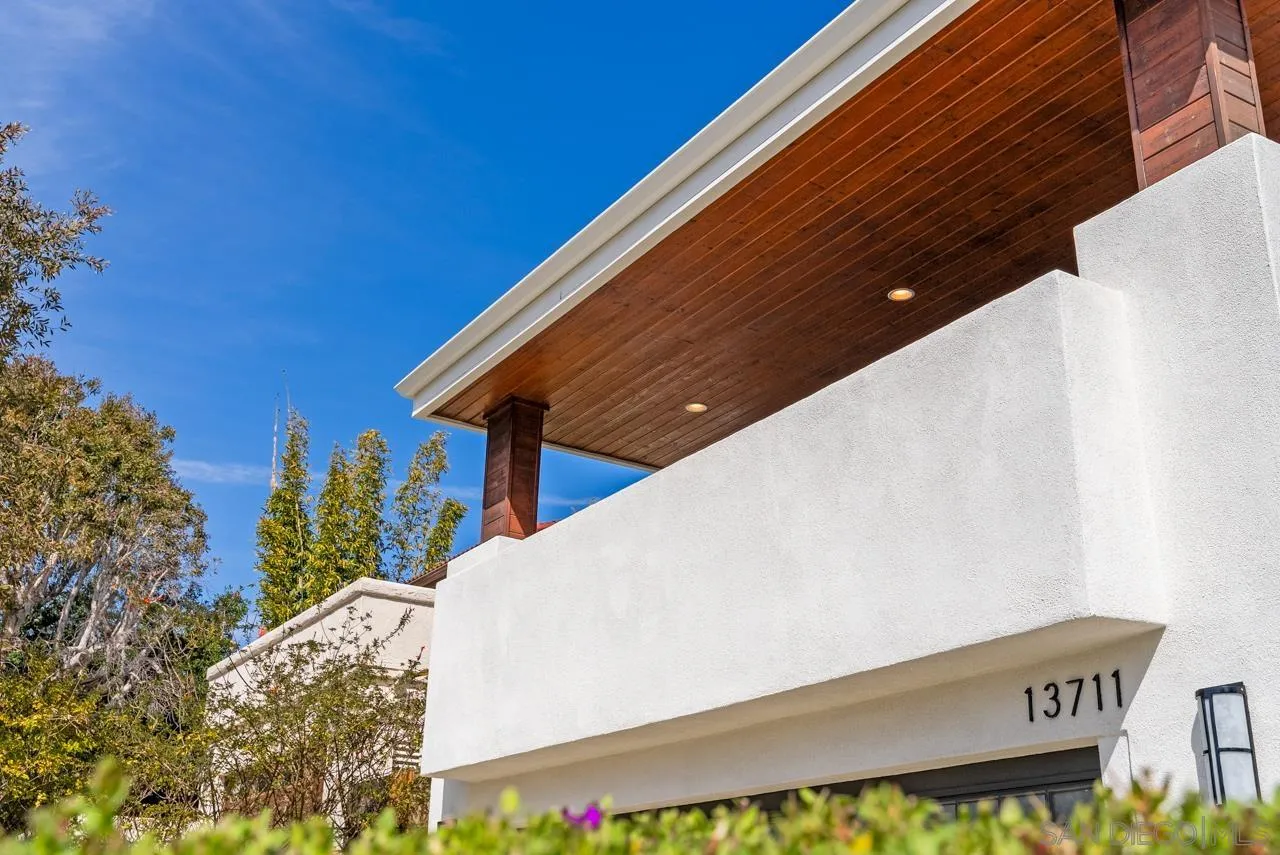 13711 Mercado Drive Del Mar, CA 92014 - Photo 4 of 46 a street sign on a pole