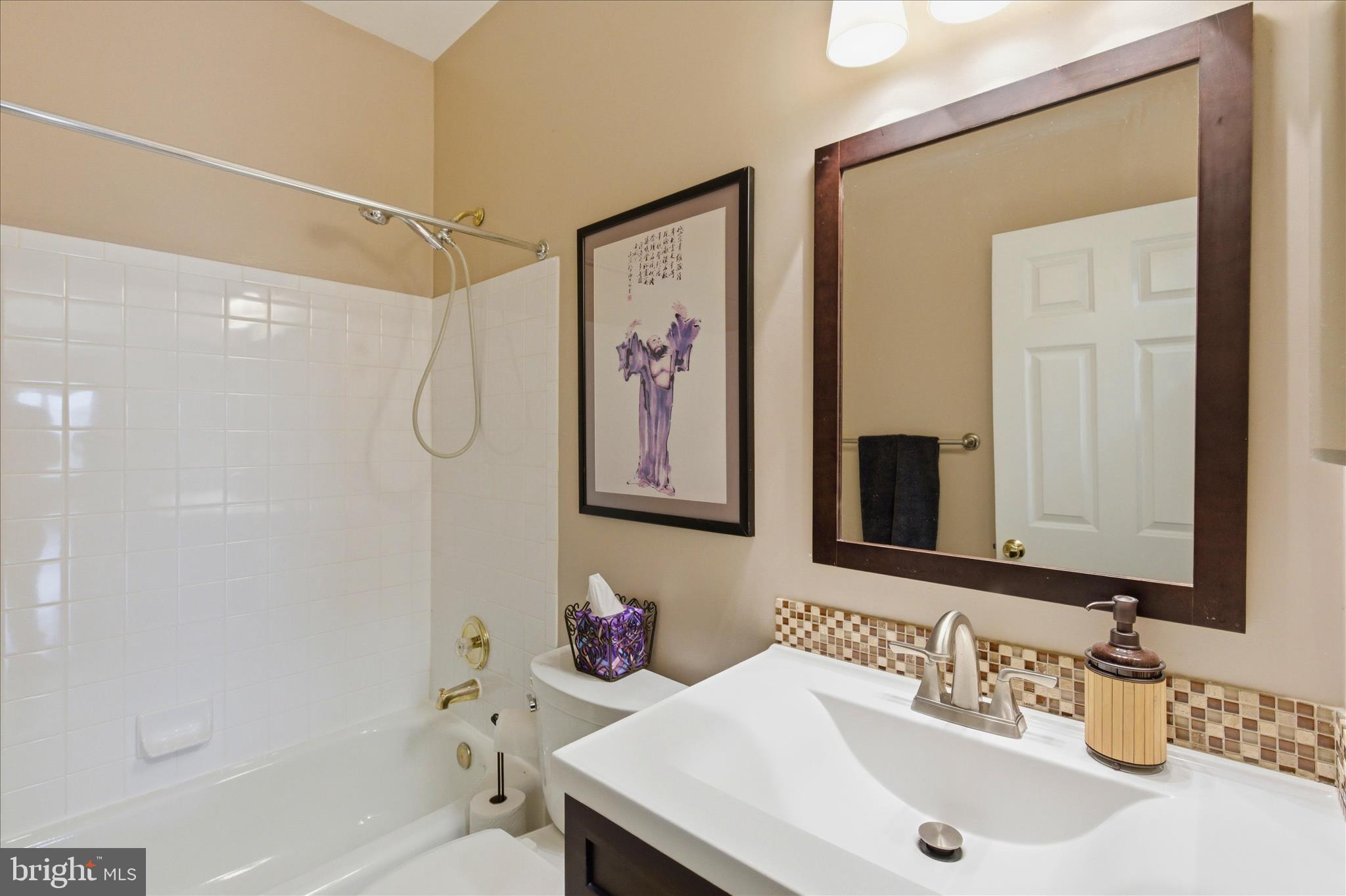 43605 Wembley Lane Chantilly, VA 20152 - Photo 21 of 41 main level hall bath