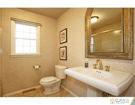 245 Dawes Road North Brunswick, NJ 08902 - Photo 11 of 25 Gallery Image 11