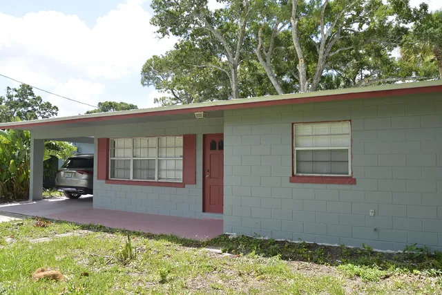 a view of a house with a backyard