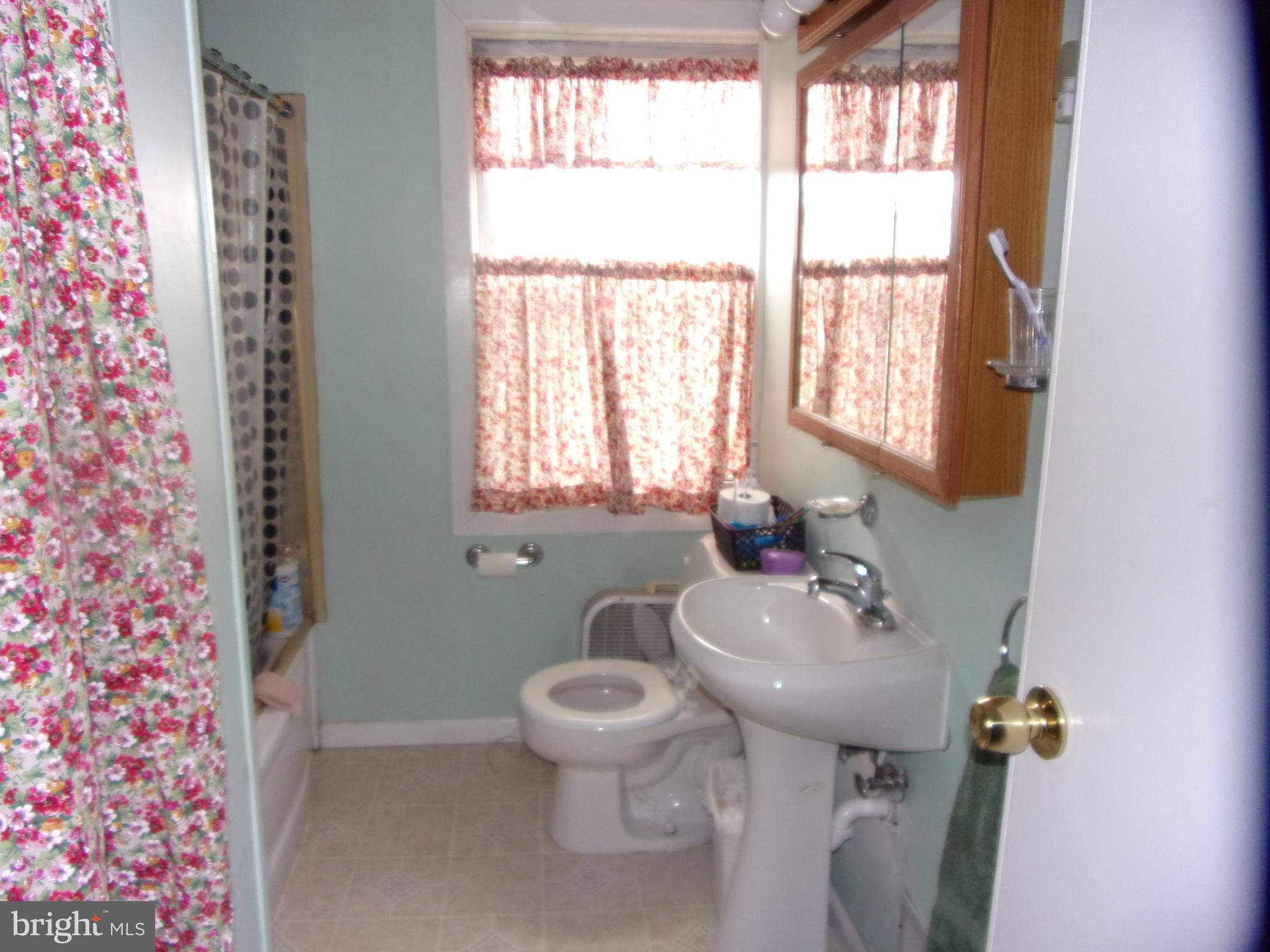 8038 Wynbrook Road Baltimore, MD 21224 - Photo 14 of 27 8038 Wynbrook Rd 21224 Bathroom