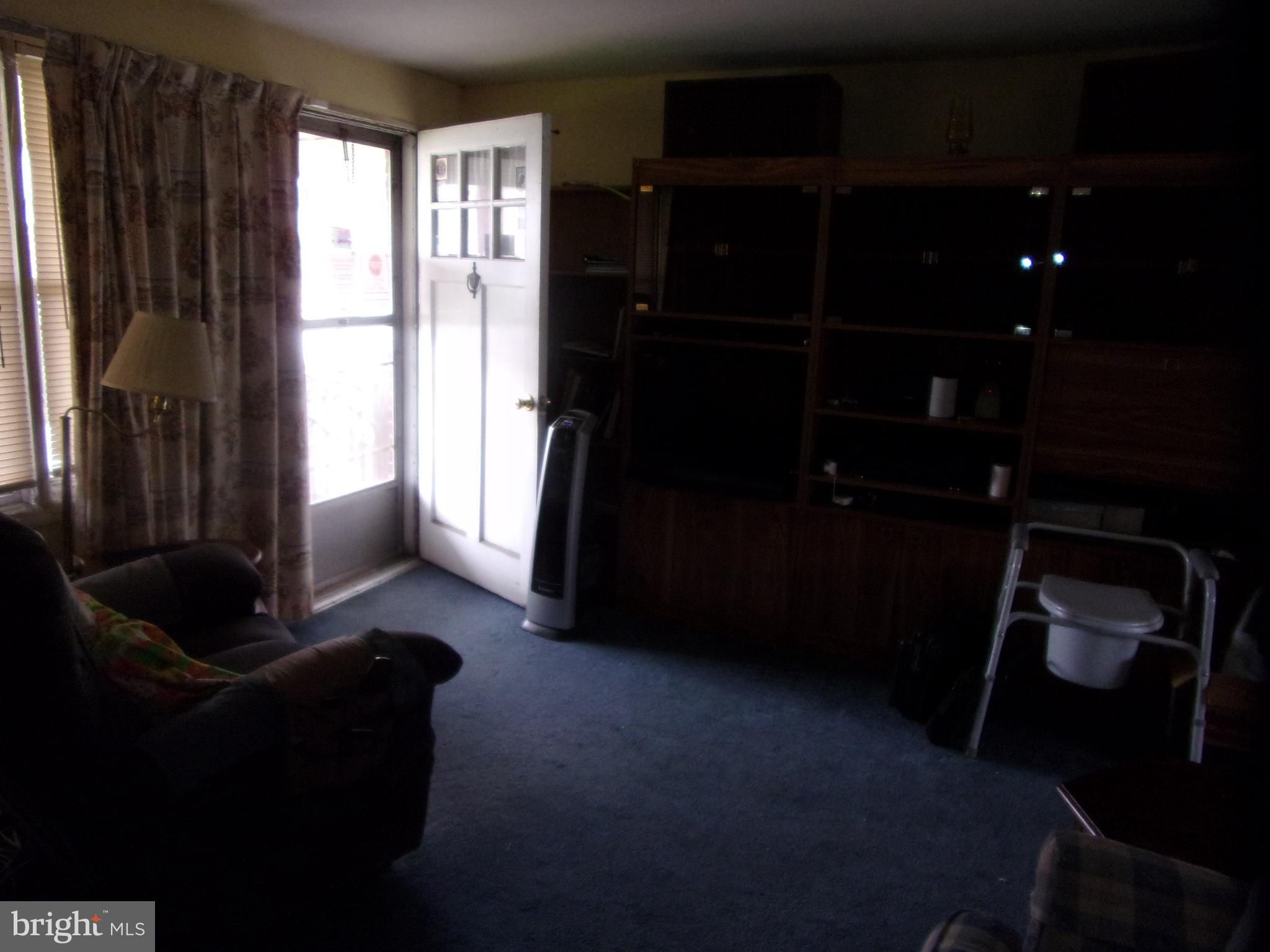8038 Wynbrook Road Baltimore, MD 21224 - Photo 5 of 27 8038 Wynbrook Rd 21224 Living Room