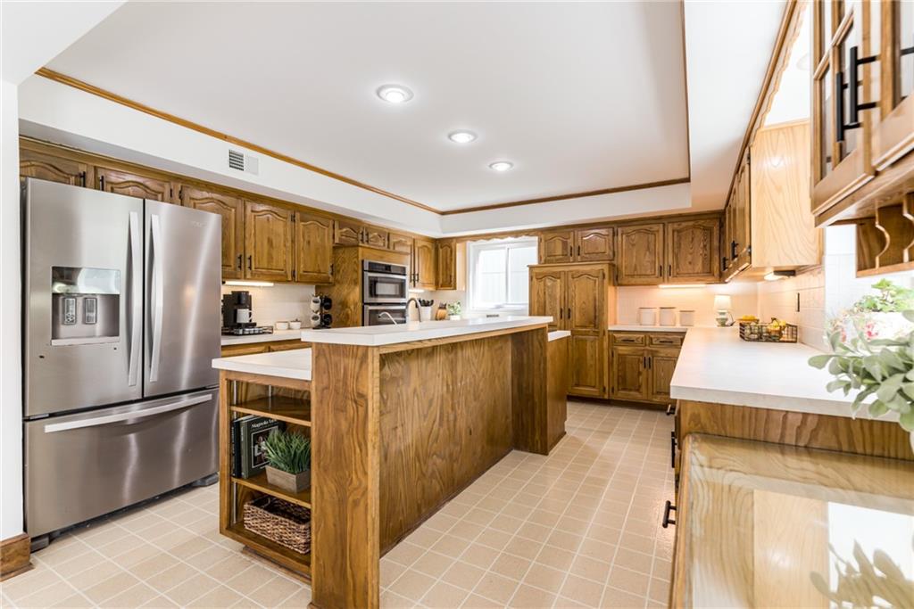 8336 Rosehill Road Lenexa, KS 66215 - Photo 11 of 33