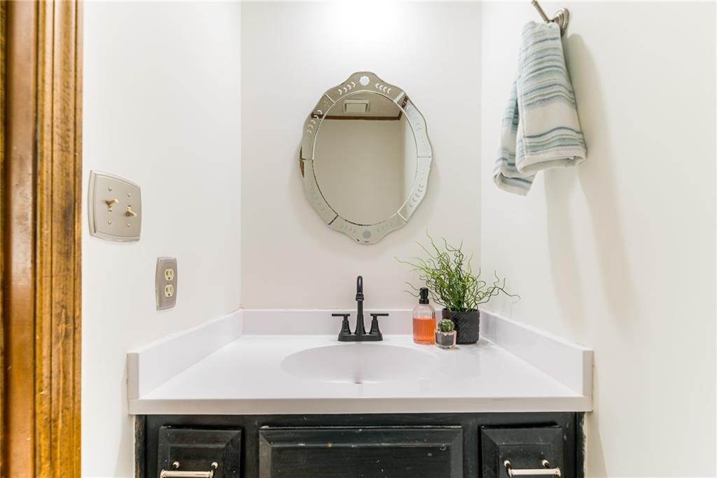 8336 Rosehill Road Lenexa, KS 66215 - Photo 13 of 33