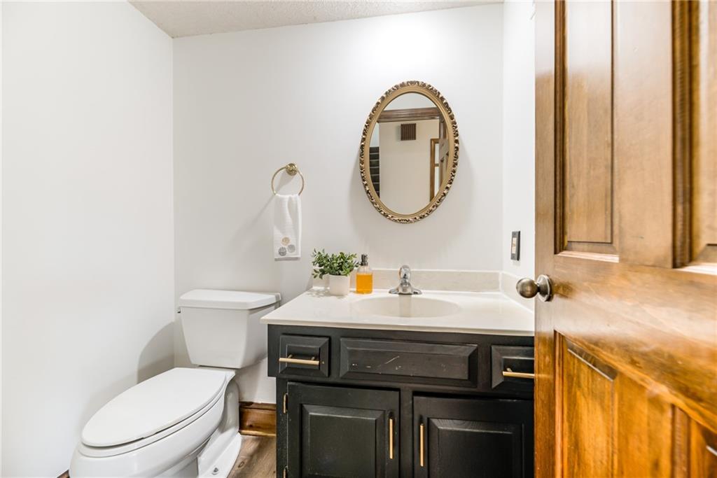 8336 Rosehill Road Lenexa, KS 66215 - Photo 14 of 33