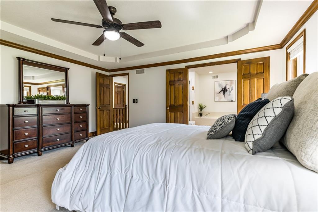 8336 Rosehill Road Lenexa, KS 66215 - Photo 16 of 33