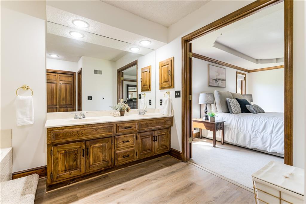 8336 Rosehill Road Lenexa, KS 66215 - Photo 17 of 33