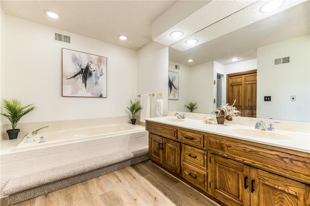 8336 Rosehill Road Lenexa, KS 66215 - Photo 18 of 33