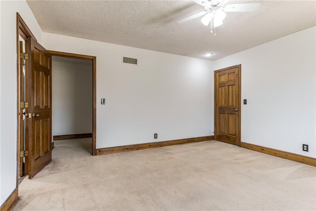 8336 Rosehill Road Lenexa, KS 66215 - Photo 20 of 33