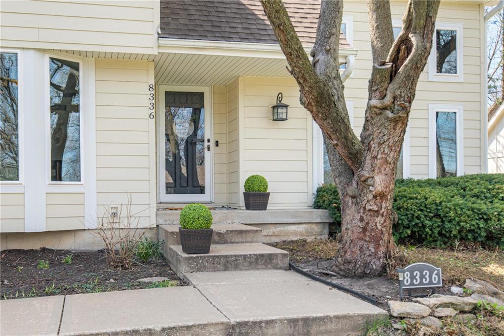 8336 Rosehill Road Lenexa, KS 66215 - Photo 2 of 33