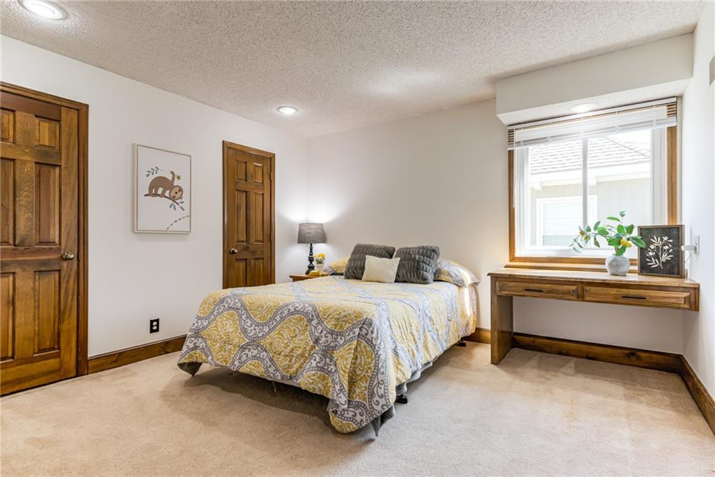 8336 Rosehill Road Lenexa, KS 66215 - Photo 22 of 33