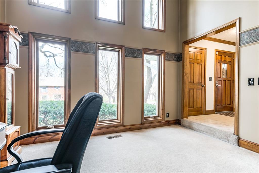 8336 Rosehill Road Lenexa, KS 66215 - Photo 3 of 33