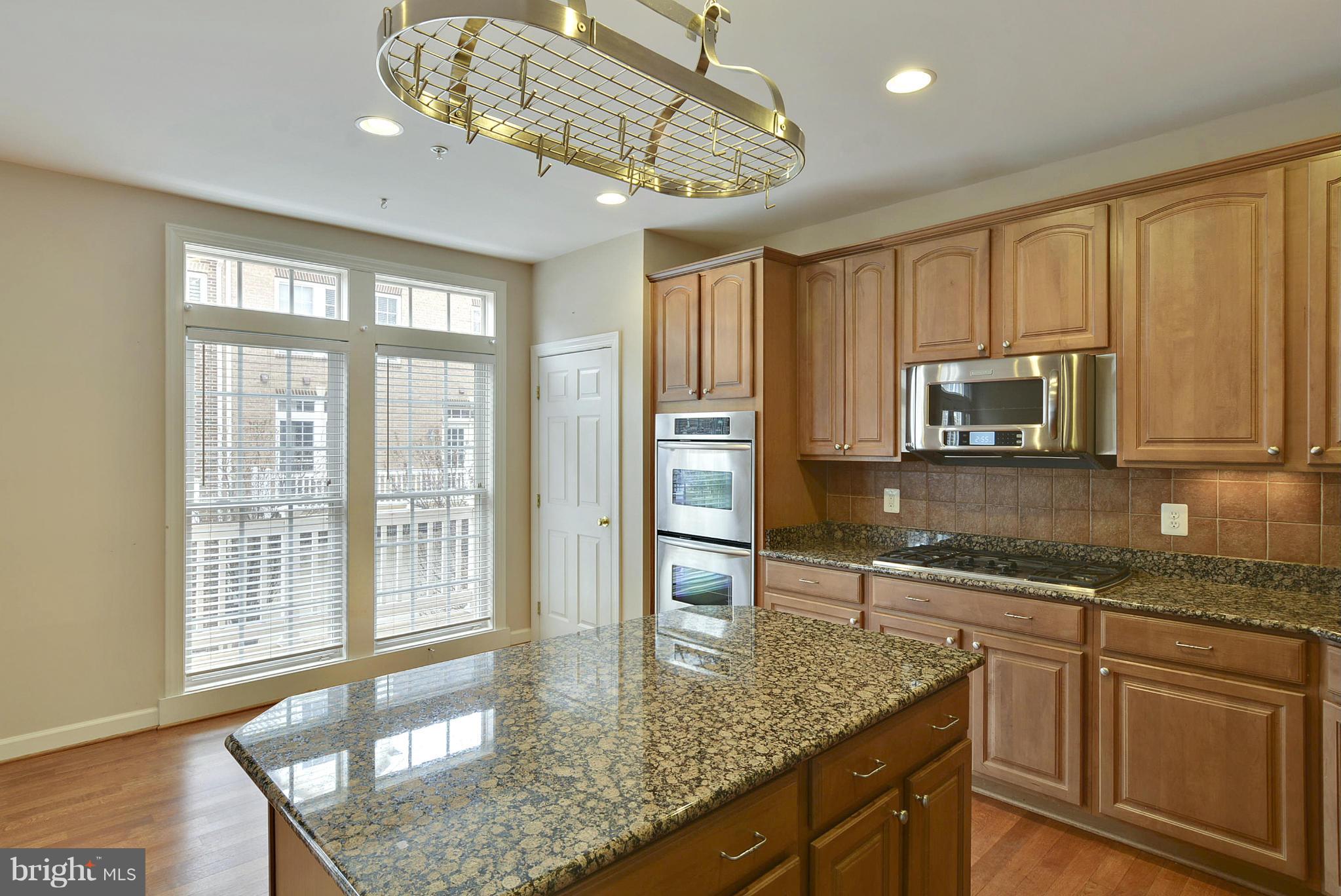 7976 Vigne Court Vienna, VA 22182 - Photo 5 of 30 Center island for entertaining & food preparation.