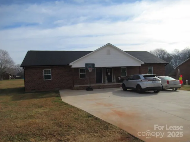 $1,350 | 143 Glen-Gar Drive, Lincolnton, NC 28092