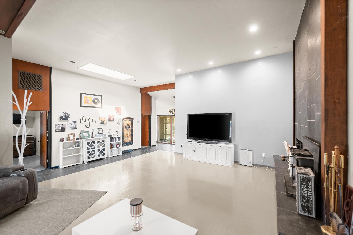 738 Webster Street Colusa, CA 95932 - Photo 13 of 56 a view of a livingroom with workspace and a window