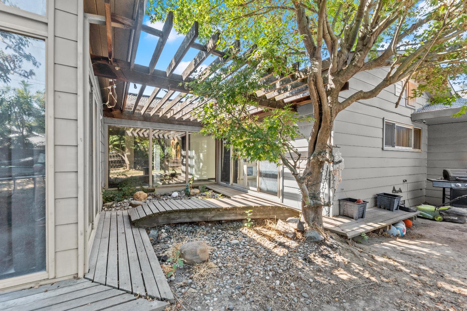 738 Webster Street Colusa, CA 95932 - Photo 25 of 56 a view of a backyard with a patio