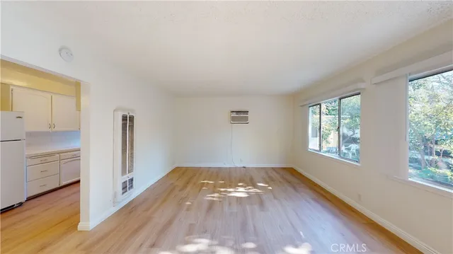 a view of an empty room with closet and a ceiling fan